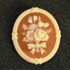 Vintage Avon Floral Resin Cameo Brooch Oval Bouquet‎ Design